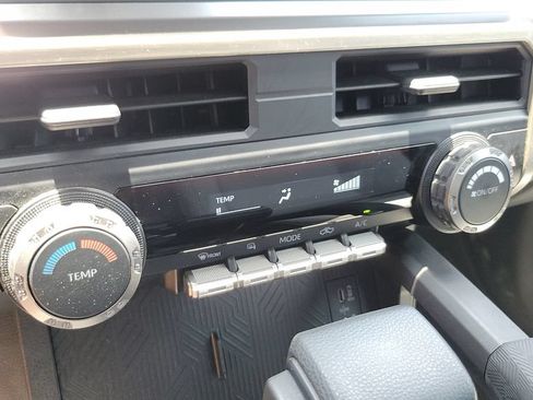 Certified 2025 Toyota Tacoma SR5 AWD/4WD image 18