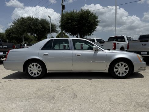 Used 2010 Cadillac DTS FWD image 3