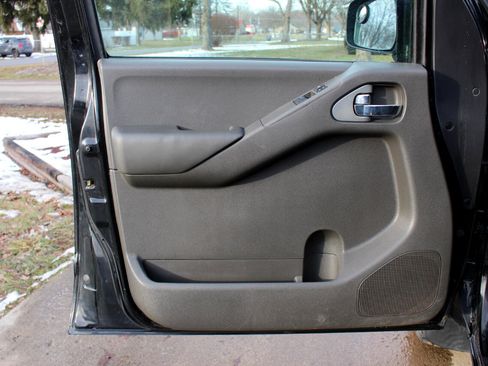 Used 2009 Nissan Frontier SE w/ SE Value Truck Pkg image 12