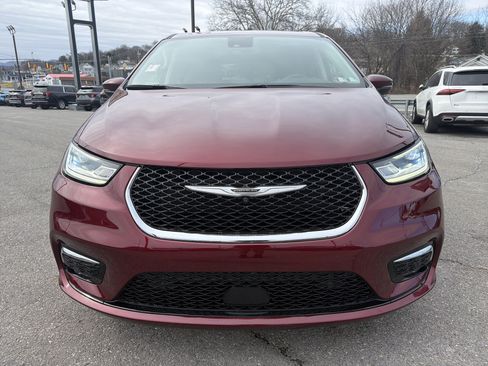 Used 2023 Chrysler Pacifica Touring-L image 9