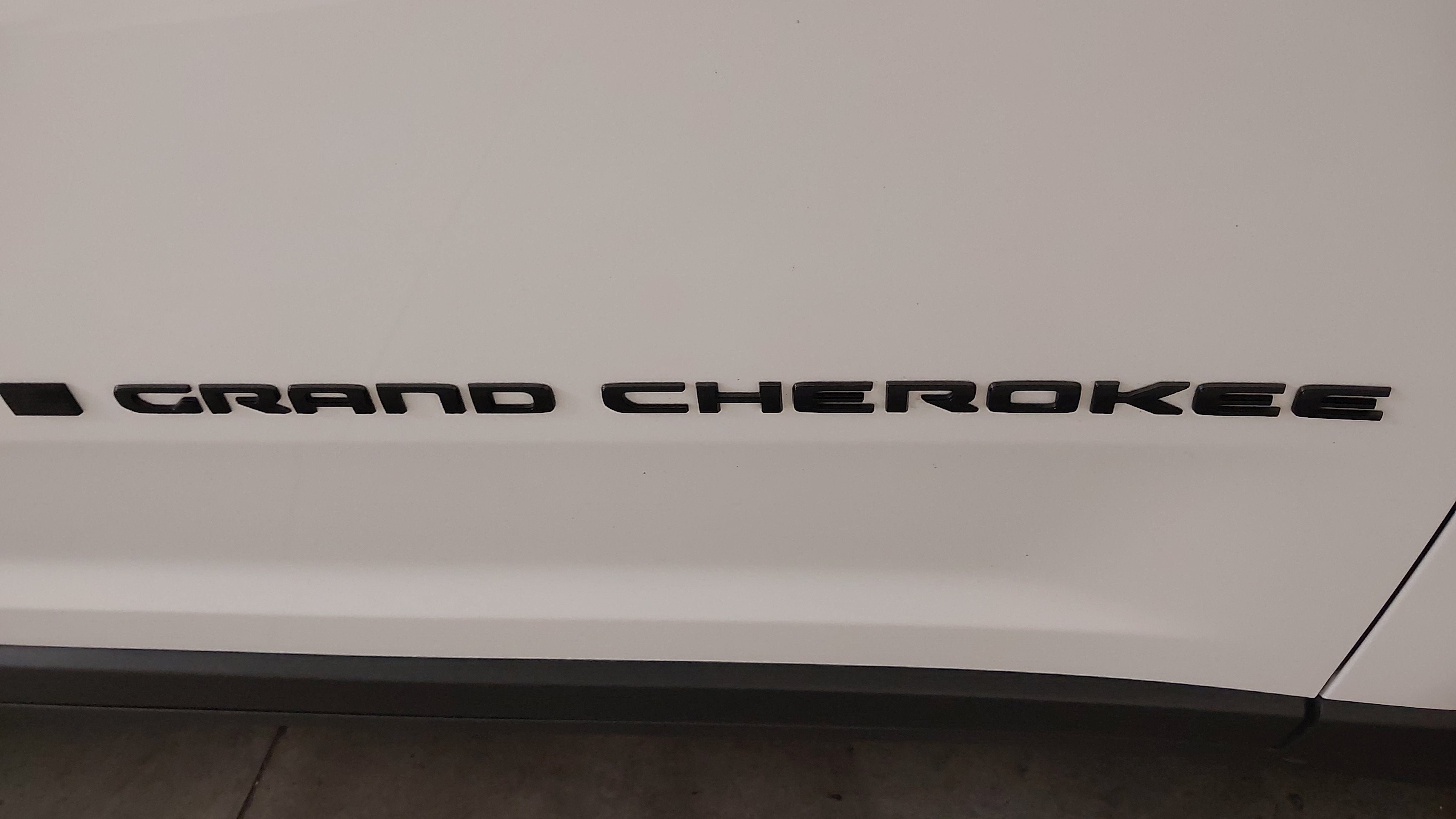 Used 2025 Jeep Grand Cherokee Limited w/ Black Appearance Package AWD/4WD image 17