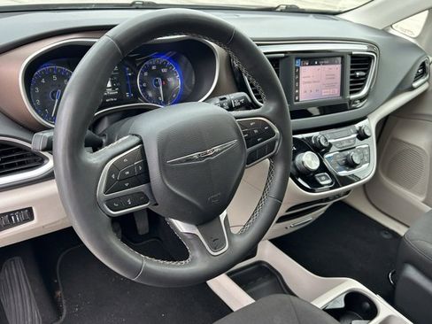 Used 2022 Chrysler Voyager LX image 16