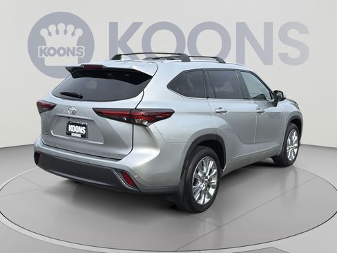 Used 2024 Toyota Highlander Limited AWD/4WD image 7