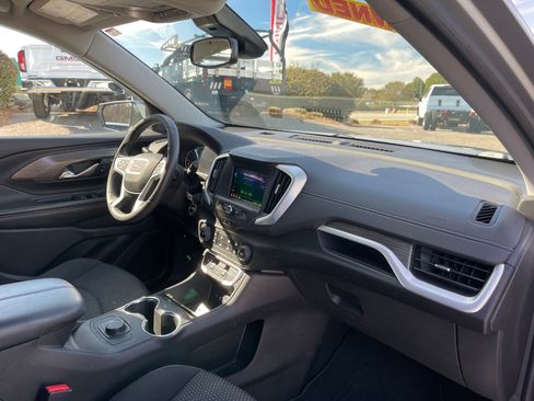 Used 2024 GMC Terrain SLE image 29