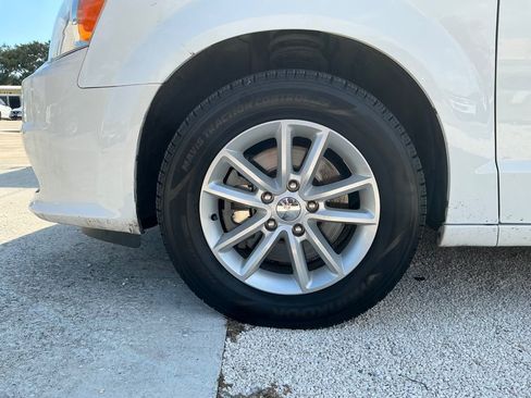 Used 2019 Dodge Grand Caravan SXT image 21