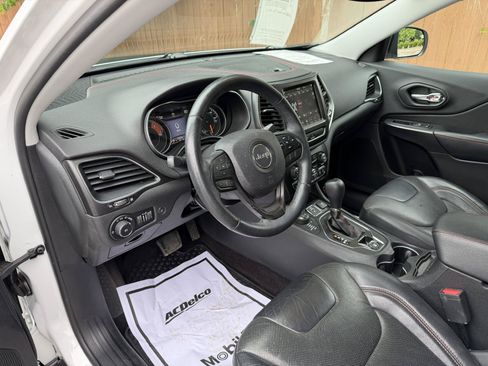 Used 2019 Jeep Cherokee Trailhawk AWD/4WD image 14