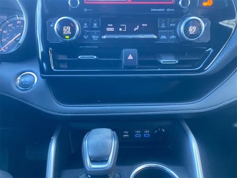 Certified 2022 Toyota Highlander XSE image 22