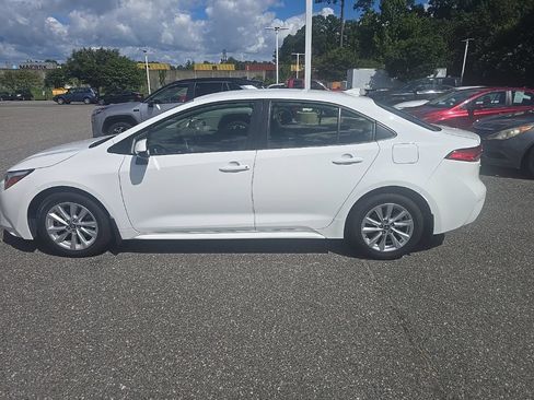 Used 2024 Toyota Corolla LE w/ LE Convenience Package FWD image 8
