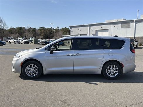 Used 2024 Chrysler Pacifica Touring-L image 2