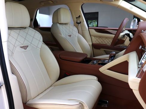 Used 2021 Bentley Bentayga AWD/4WD image 20