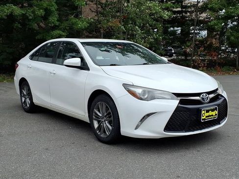 Used 2017 Toyota Camry SE w/ Moonroof Package FWD image 3