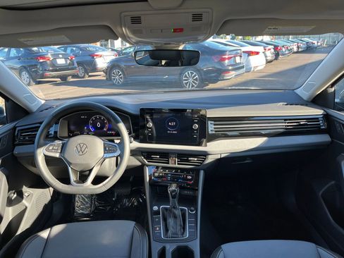 Used 2025 Volkswagen Jetta SE image 33