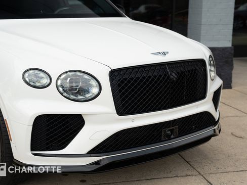 Used 2024 Bentley Bentayga image 2