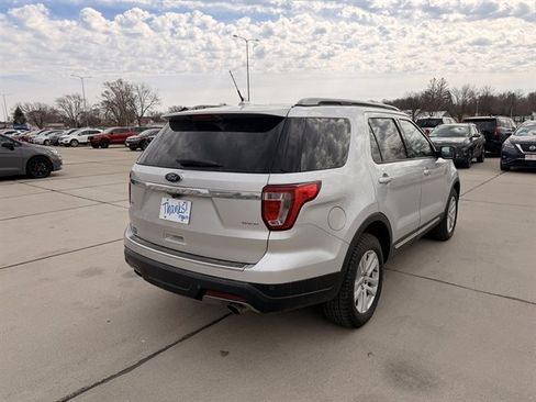 Used 2018 Ford Explorer XLT w/ Equipment Group 201A image 4