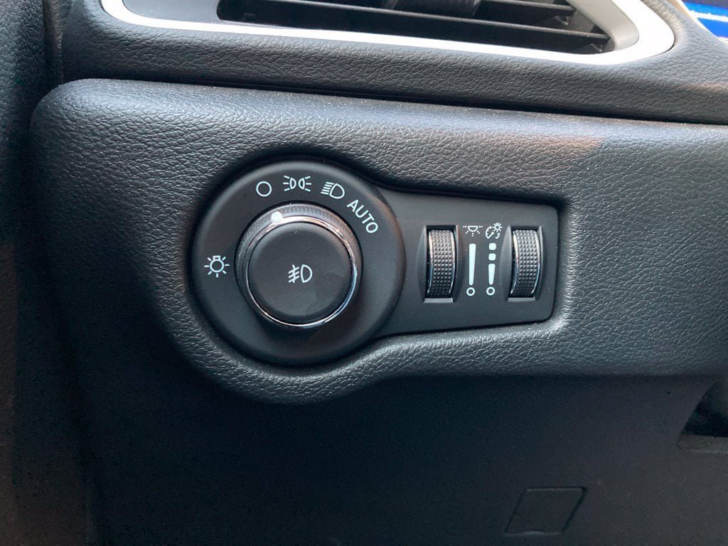 Used 2026 Chrysler Pacifica Select FWD image 14