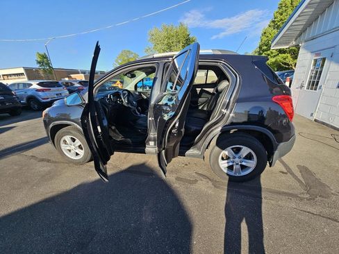 Used 2016 Chevrolet Trax LT w/ LT Convenience Package AWD/4WD image 23