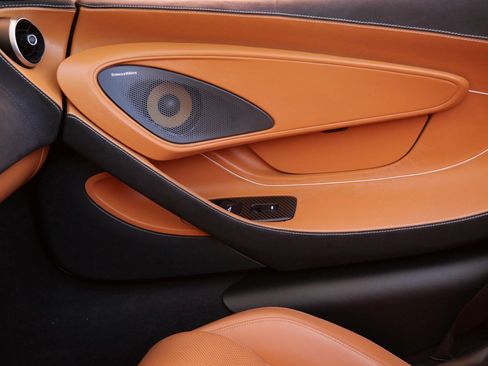 Used 2019 McLaren 570S Spider image 21