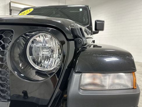 Used 2023 Jeep Gladiator Sport AWD/4WD image 11