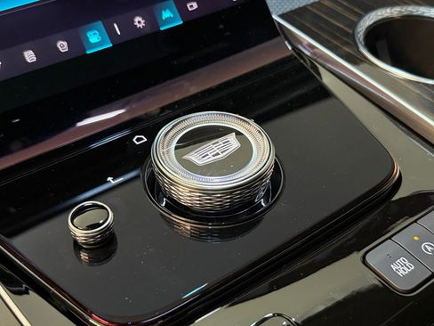 Certified 2025 Cadillac Escalade ESV Premium Luxury image 17