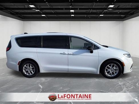 Certified 2024 Chrysler Pacifica Touring-L image 6