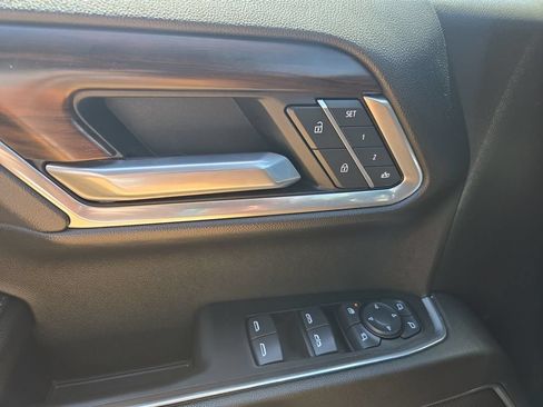 Used 2025 GMC Sierra 1500 SLT AWD/4WD image 19