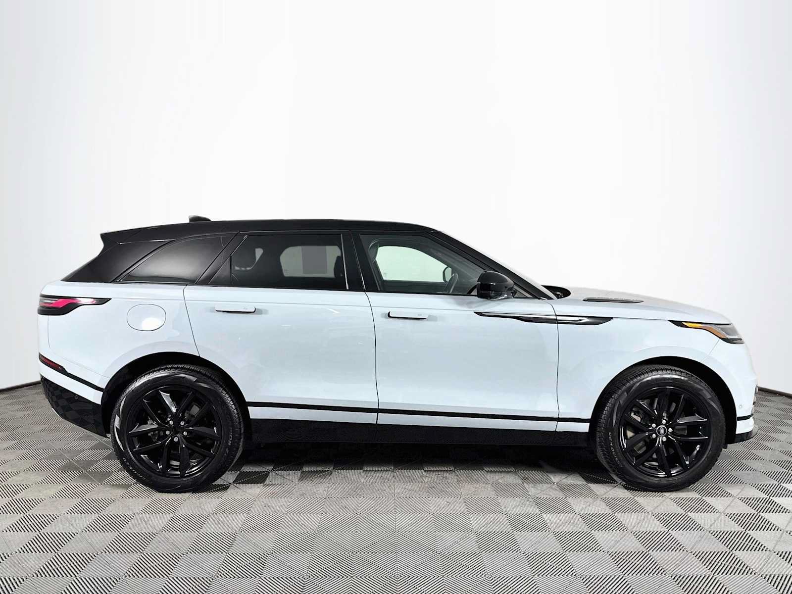 Used 2026 Land Rover Range Rover Velar Dynamic SE AWD/4WD image 4