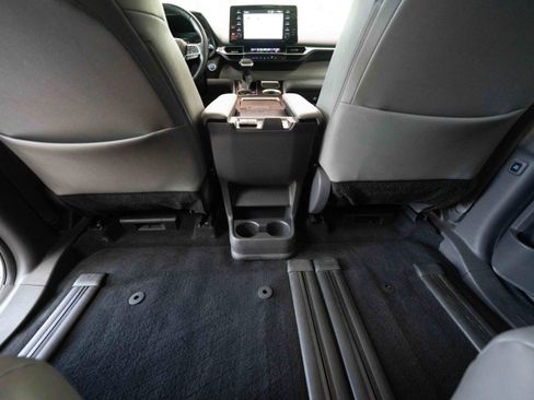 Used 2021 Toyota Sienna XLE FWD image 22