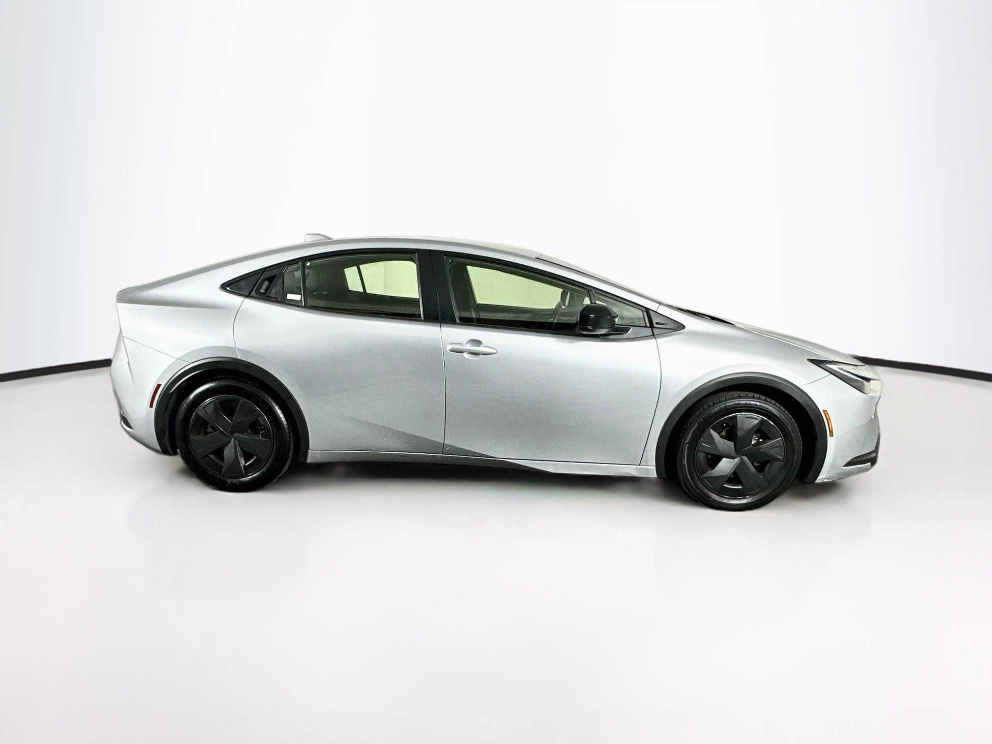 Used 2025 Toyota Prius LE FWD image 10