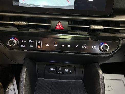 Used 2026 Kia Sportage EX w/ EX Panorama Roof Package image 17