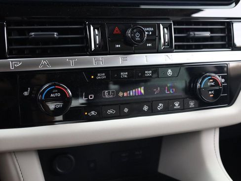 New 2026 Nissan Pathfinder SL w/ SL Premium Package AWD/4WD image 15