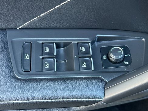 Used 2023 Volkswagen Tiguan SE image 12