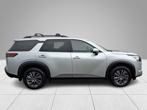 Used 2024 Nissan Pathfinder SV AWD/4WD image 8