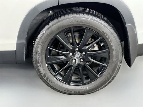 Used 2019 Toyota Highlander SE image 32