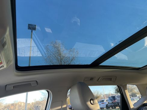 Certified 2024 Volkswagen Taos SE image 26