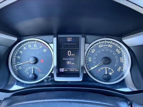 Used 2017 Toyota Tacoma SR5 RWD image 25