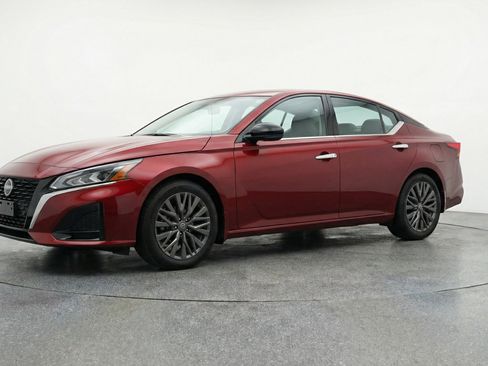 Used 2025 Nissan Altima 2.5 SV FWD image 3
