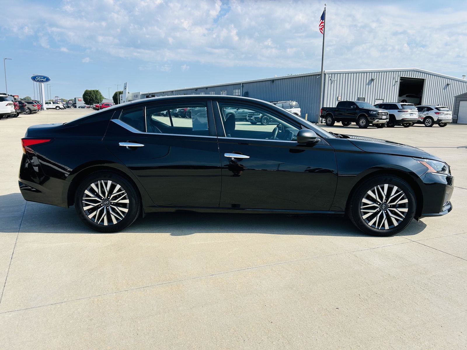 Used 2025 Nissan Altima 2.5 SV FWD image 35