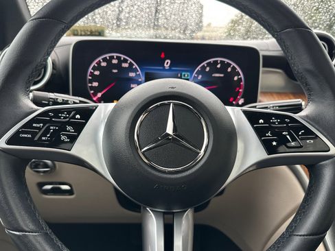 Used 2024 Mercedes-Benz GLC 300 image 23