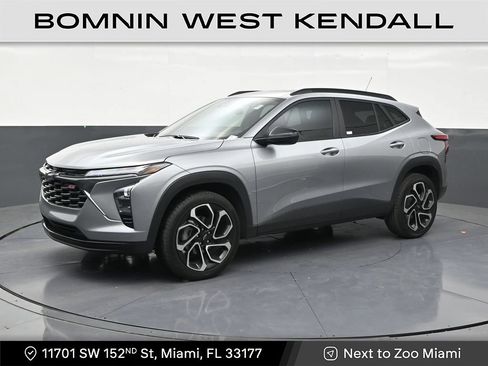 Used 2025 Chevrolet Trax RS w/ Sunroof Package FWD image 1