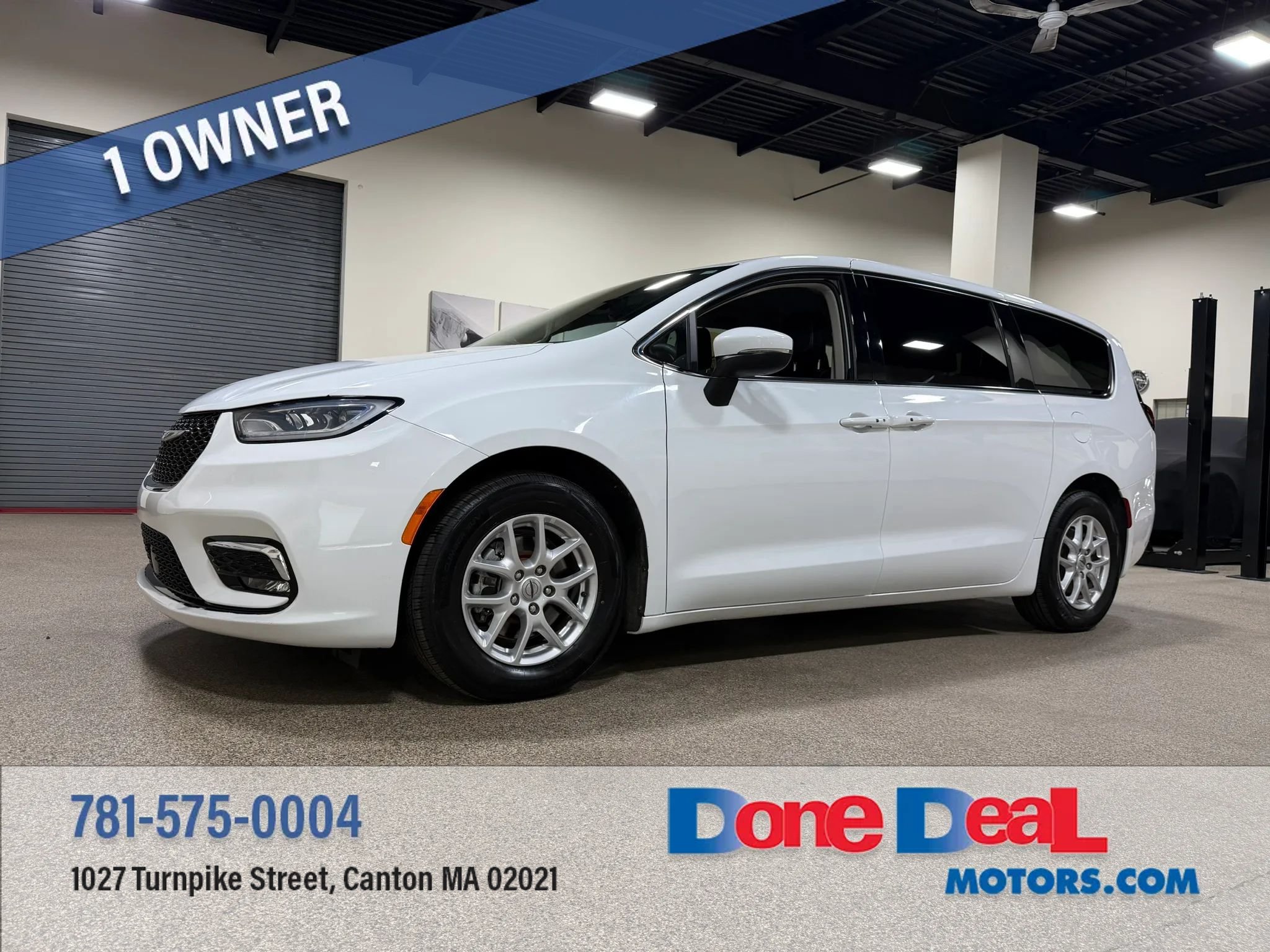 Used 2023 Chrysler Pacifica Touring-L FWD image 1