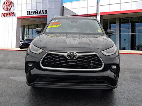 Used 2022 Toyota Highlander XLE image 3