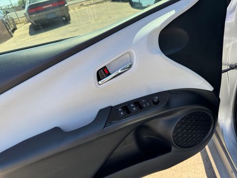 Used 2016 Toyota Prius Three Touring FWD image 11