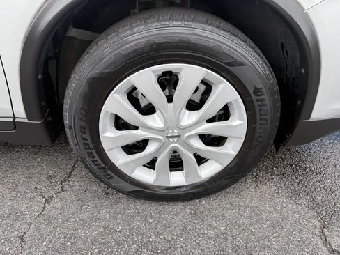 Used 2020 Nissan Rogue S FWD image 29