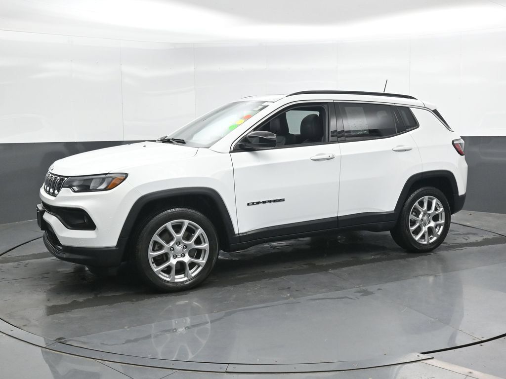 Used 2023 Jeep Compass Latitude w/ Sun and Sound Group AWD/4WD image 7