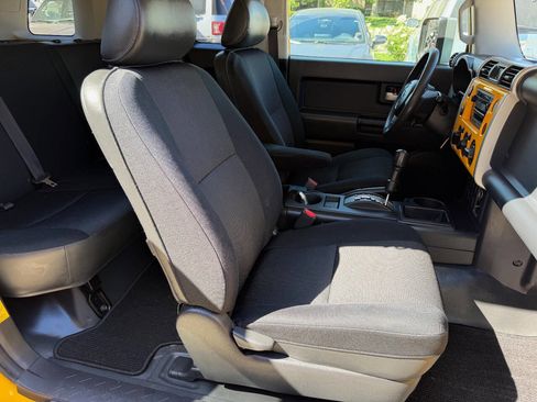 Used 2007 Toyota FJ Cruiser Base 4dr SUV (4L V6 5A) image 14