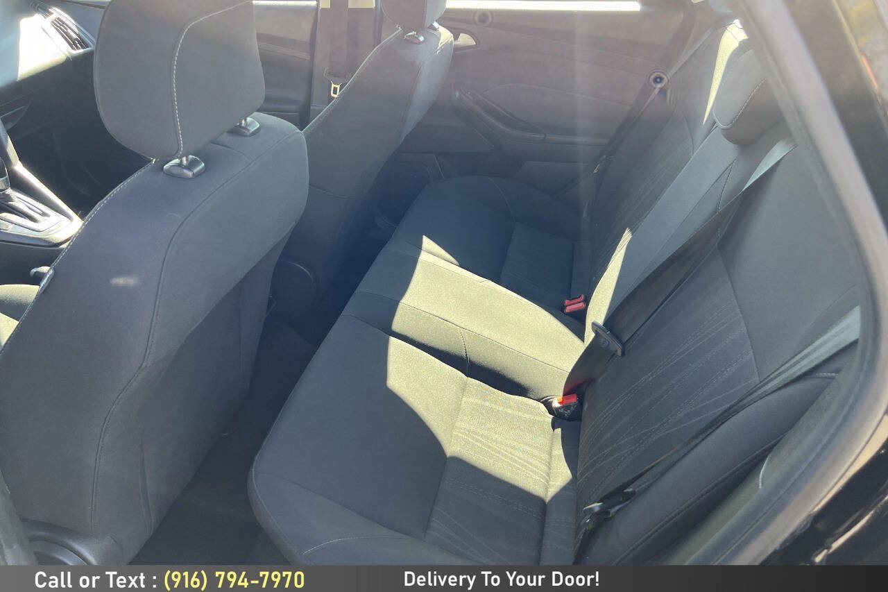 Used 2018 Ford Focus SE w/ Cold Weather Package FWD image 14