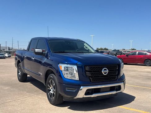 Used 2021 Nissan Titan SV RWD image 2