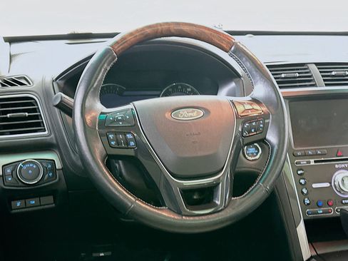 Used 2017 Ford Explorer Platinum image 18