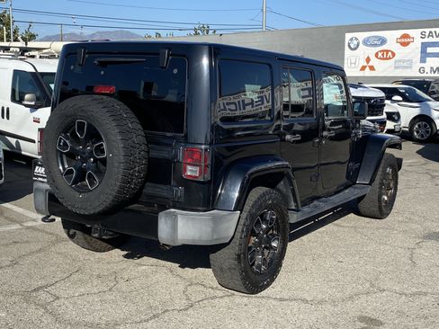 Used 2017 Jeep Wrangler Unlimited Sahara AWD/4WD image 9