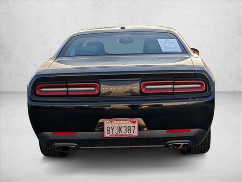 Used 2016 Dodge Challenger SXT image 7